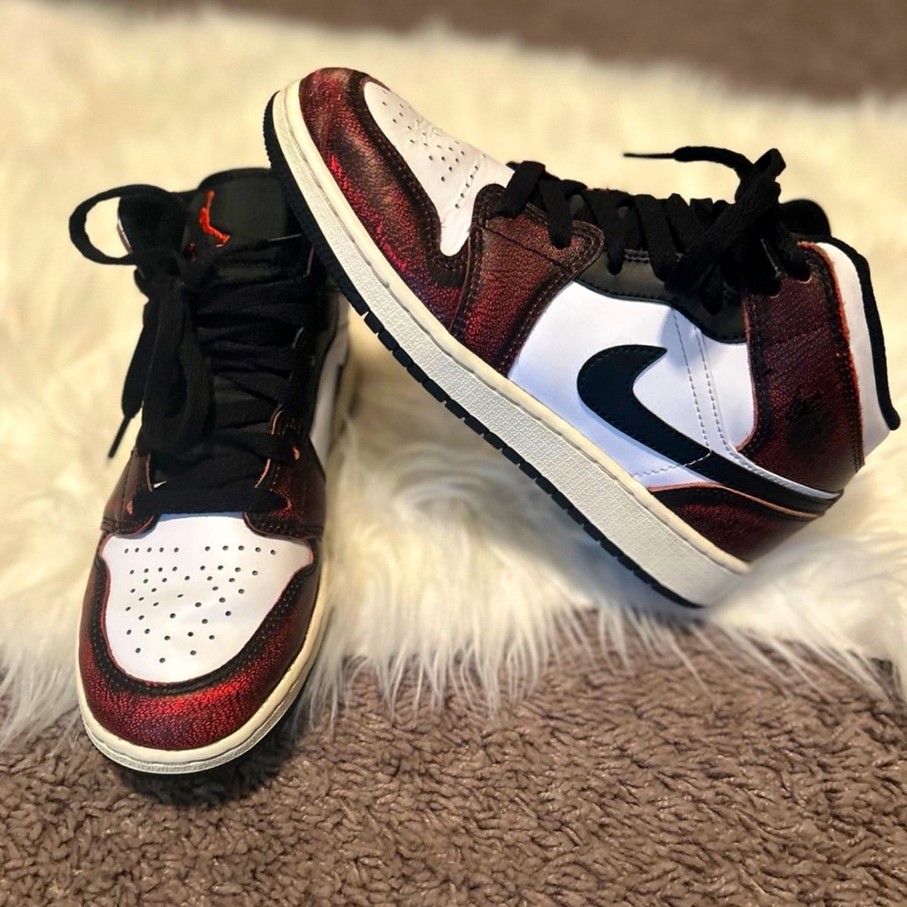 Air Jordan 1 Mid SE ''Wear Away Chicago'' grade school